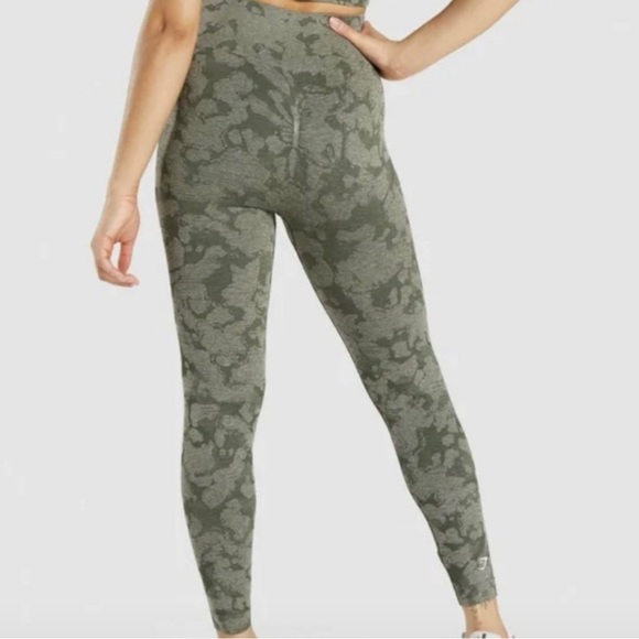 EUC Gymshark Olive Green Camo Adapt XS full length no front seam w/scrunch butt - Picture 5 of 7